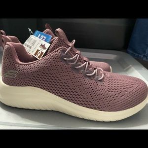 Sketchers UltraFlex Bungee - mauve. Machine washable. air cooled memory foam.